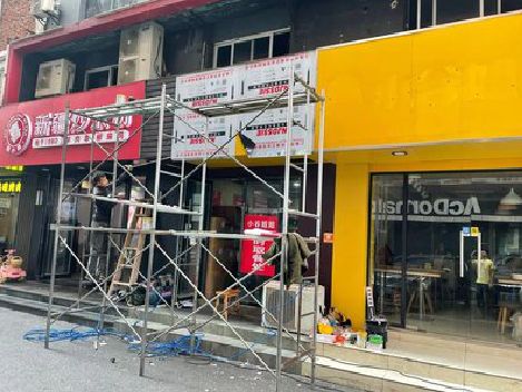 弥勒制作广告招牌如何避免它发黄？